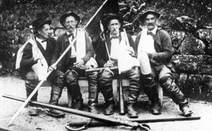 Eine Floßmannschaft der Enztalflößer, Bild von Karl Blumenthal, Wildbad, Archiv Fritz Barth sen.